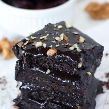 Raw vegan date brownies with walnuts and cocoa.