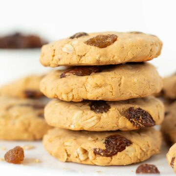 High-protein oatmeal-raisin-cookies without baking soda or powder.