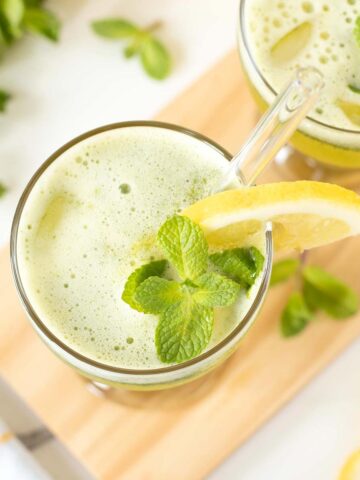 Lemon mint smoothie drink (homemade lemonade).