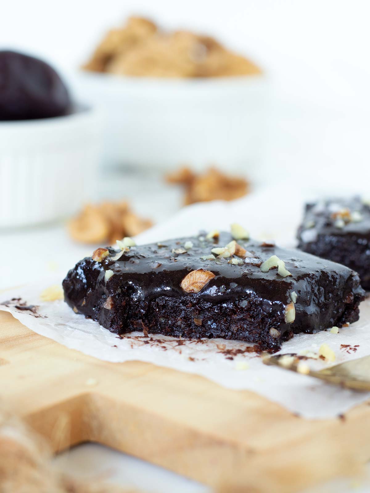 No-bake chocolate vegan brownies with dates and walnuts.