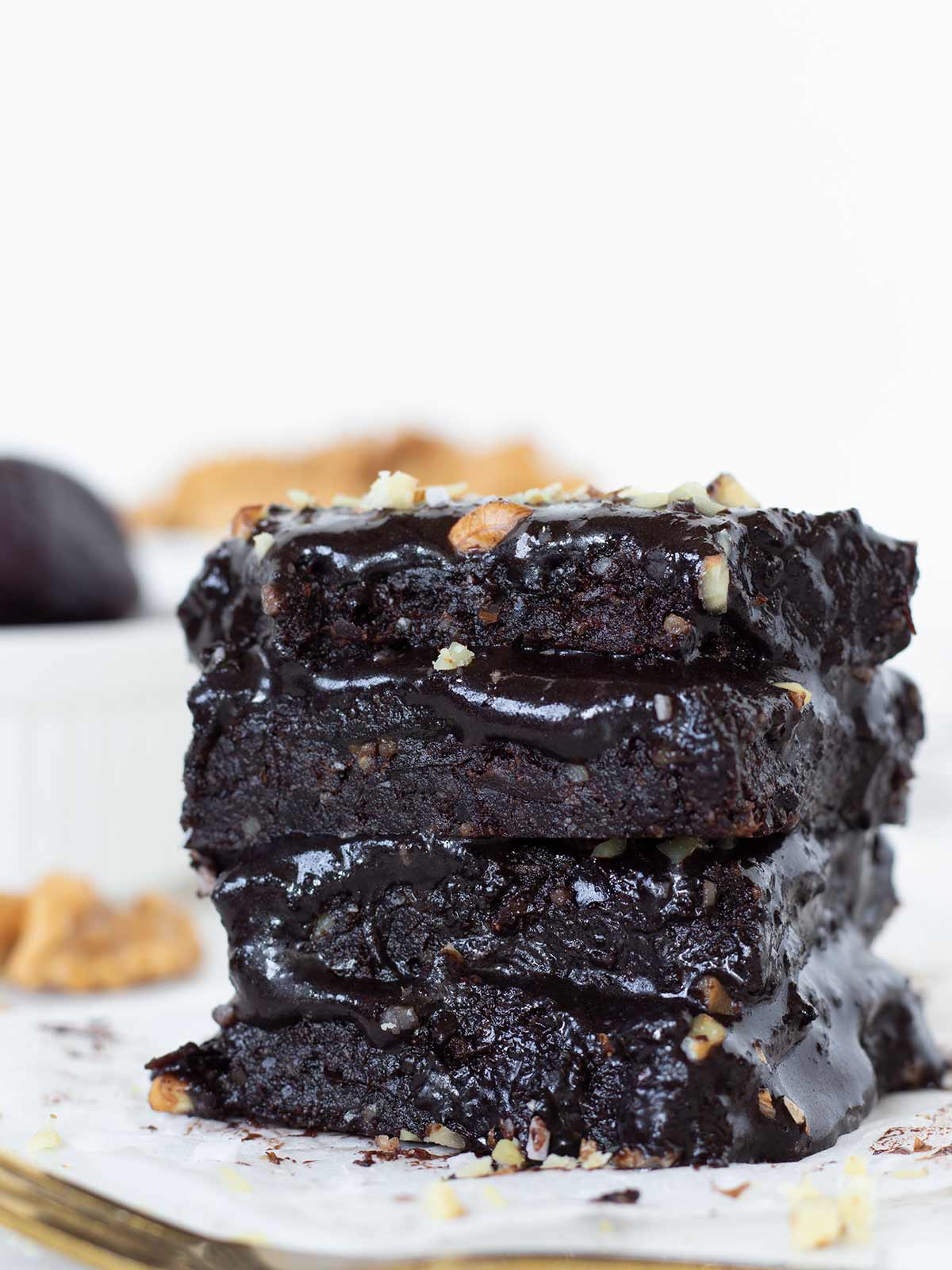 Vegan no-bake brownies with dates.
