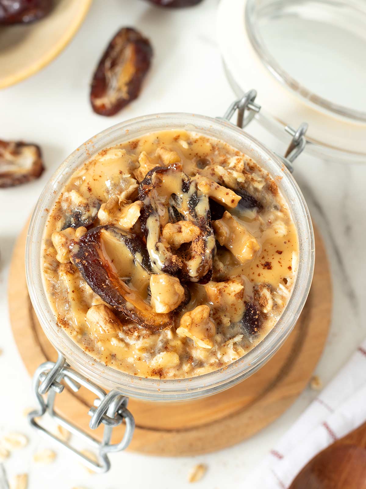 Vegan date overnight oats (no yogurt).