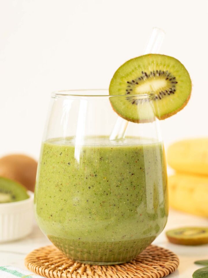 Green banana kiwi spinach smoothie.