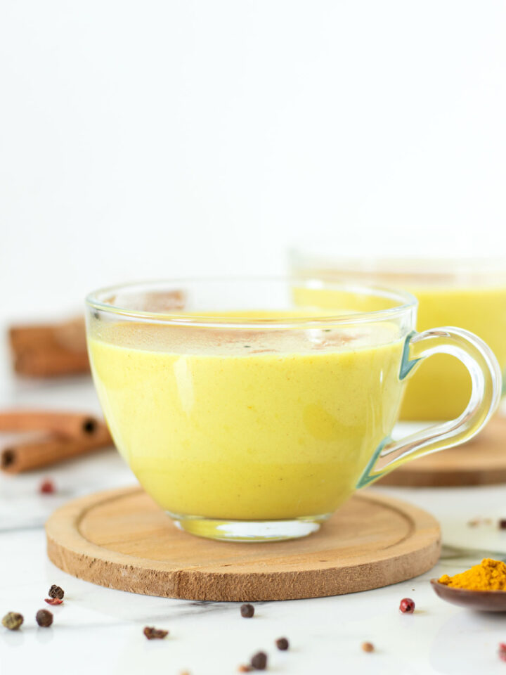 Vegan golden milk (turmeric latte).