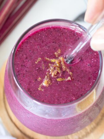 Raw beet blueberry smoothie without yogut.