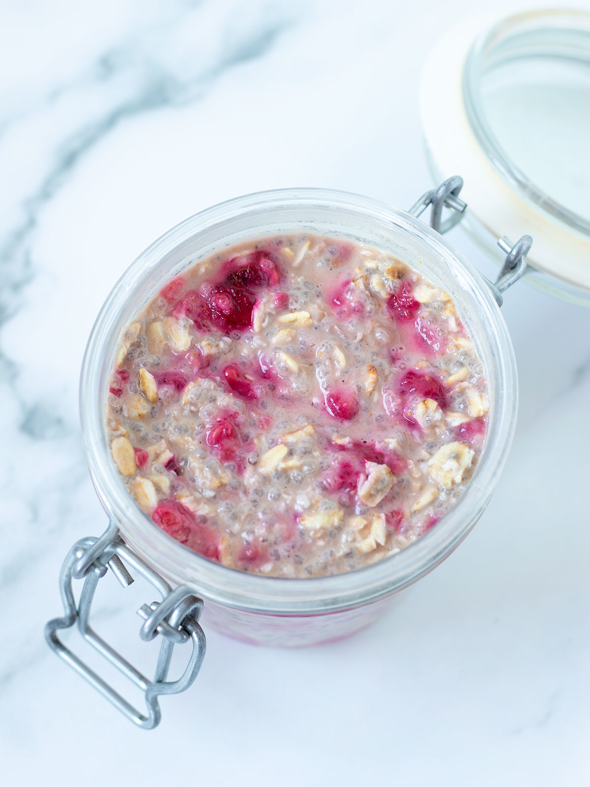 Vegan raspberry overnight oats without yogurt.
