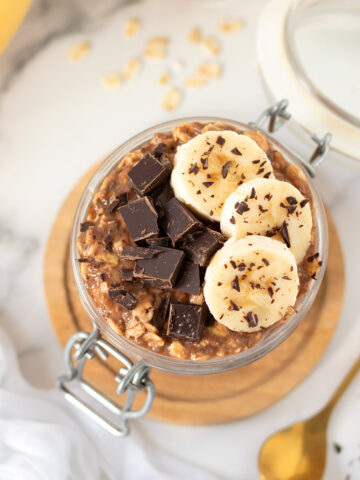 Banana chocolate overnight oats without yogurt.