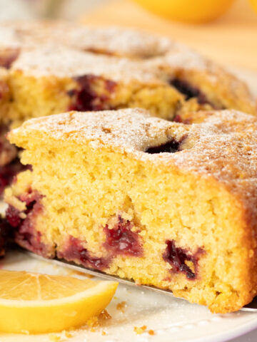 Moist lemon blackberry cake (vegan).