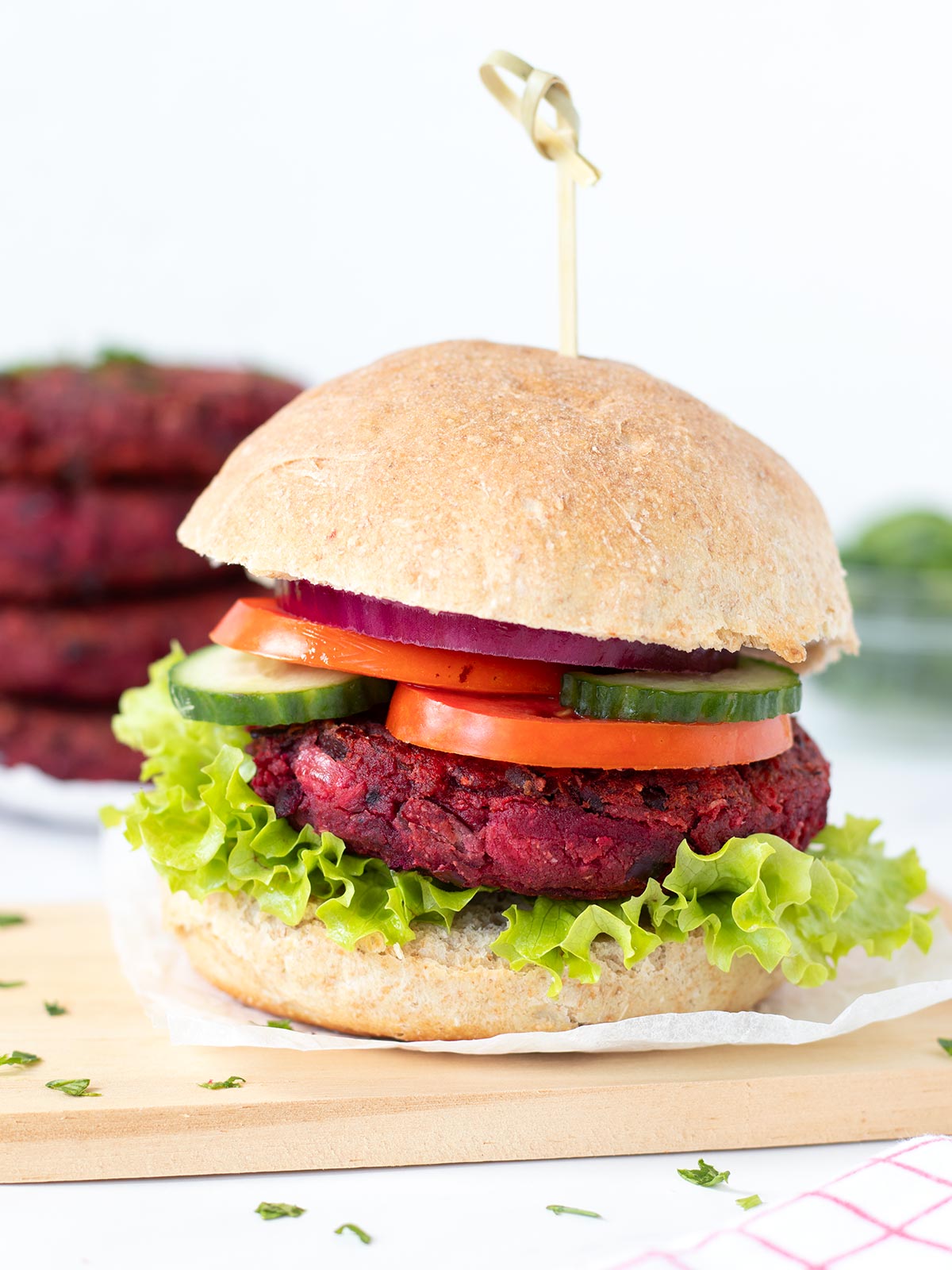 Vegan beetroot burgers (meatless veggie patties).