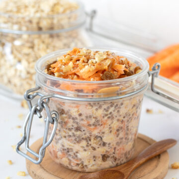 Vegan carrot cake overnight oats without yogurt.