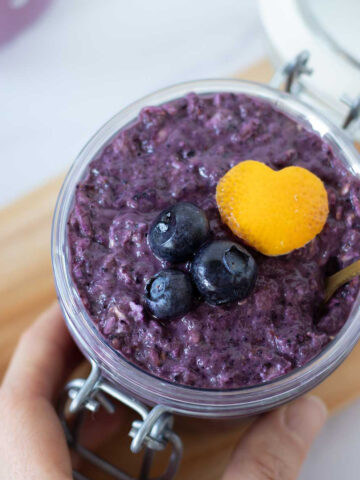 Vegan lemon blueberry overnight oats without yogurt.