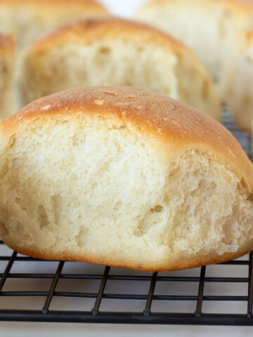 Vegan yeast dinner rolls.