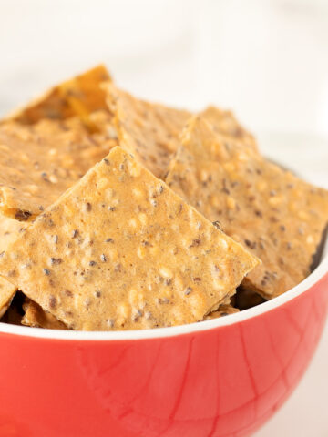 Crispy red lentil crackers (vegan and gluten-free chips).