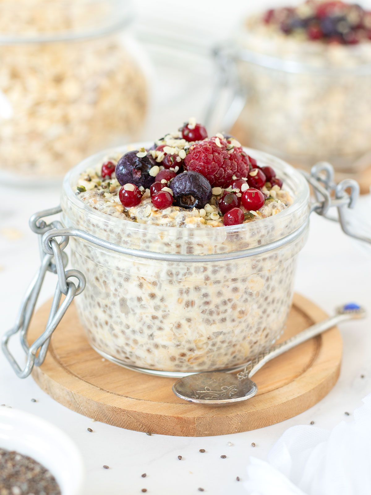Vegan chia overnight oats without yogurt.