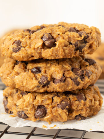 Vegan red lentil cookies with peanut butter.
