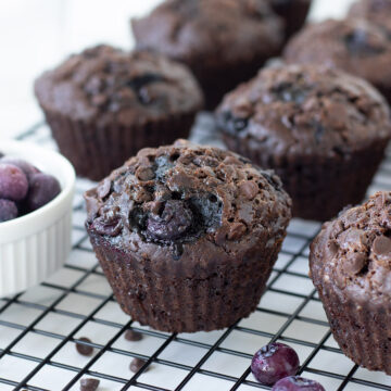 Moist blueberry chocolate muffins (vegan).