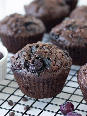Moist blueberry chocolate muffins (vegan).